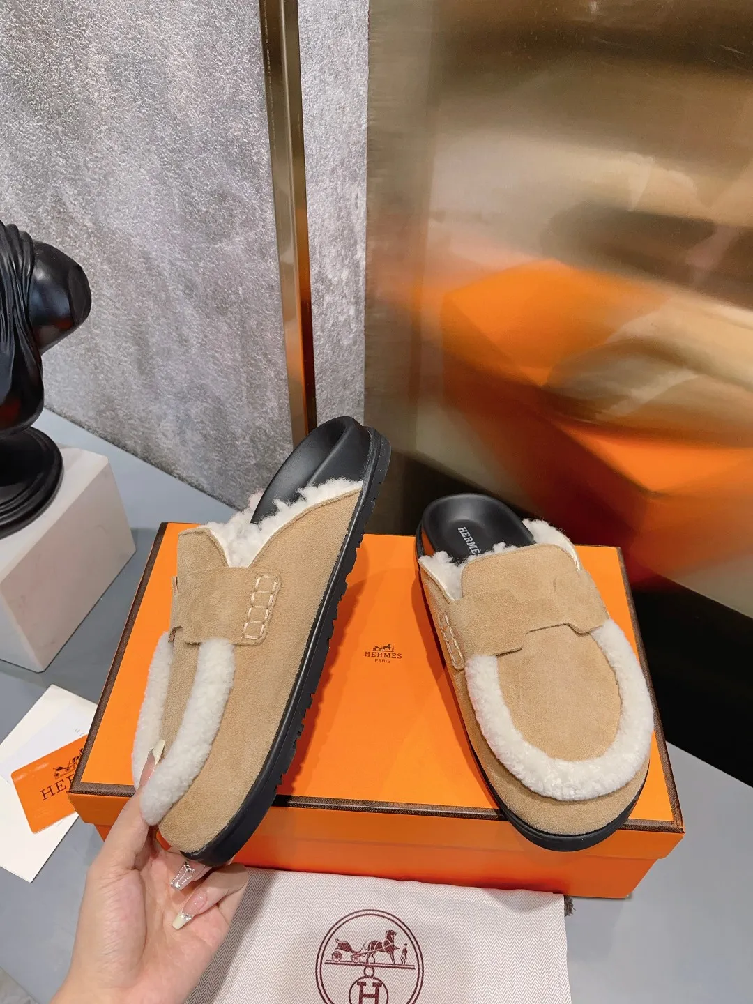 [H Family Hermès] P: 520💰 Size: Male 39-44 (45 customized) Female 35-40 (41 customized) HERMES Hermès top luxury version HERMES Hermès cute half-drag.  Jindian’s family language design! It looks good no matter how you match it! Casual and high-end feeling. The comfort is also great. Paired with various colorful socks, it gives a trendy and high-end feeling. The top version of real wool is high quality. ●Upper: imported cow suede. ●Inner: imported sheepskin. ●Foot pads: imported mixed sheepskin.